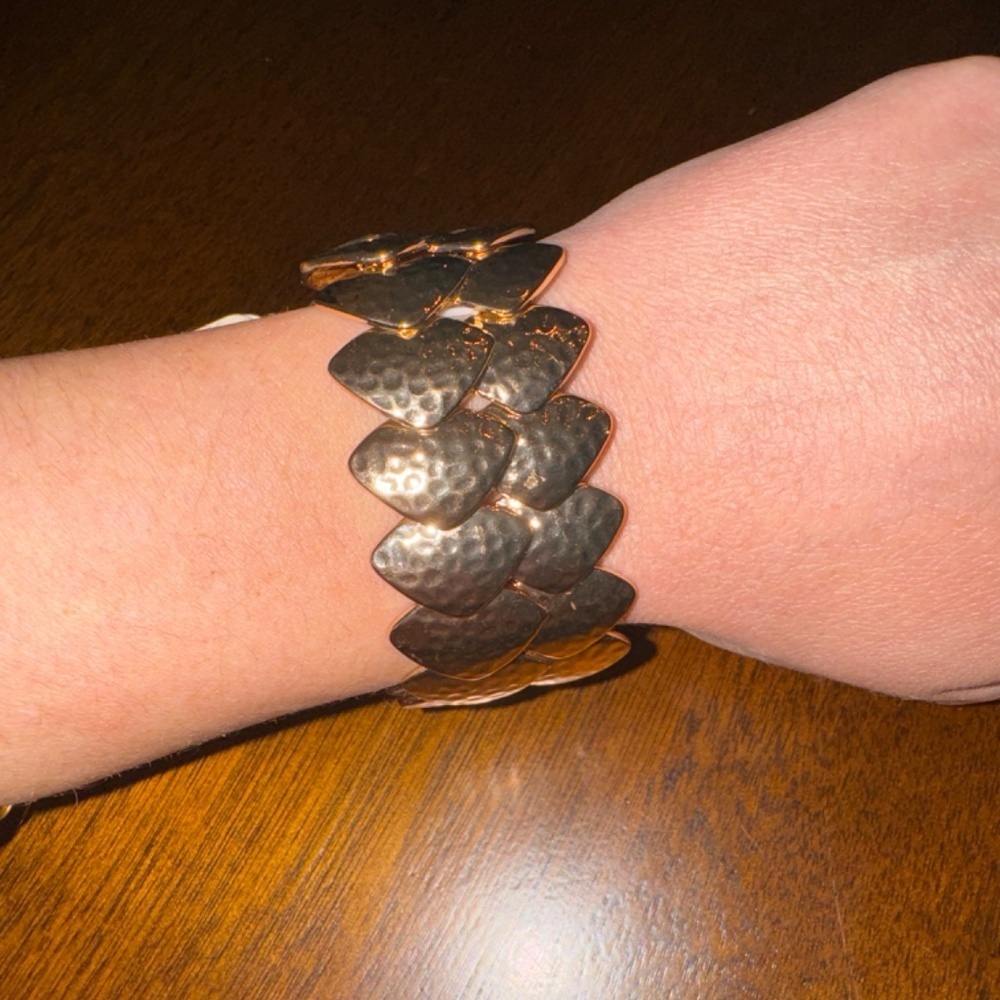 New Directions Gold Tone Metal Fashion Bracelet Stretch‎ Hammered Polish New WT - Picture 3 of 3
